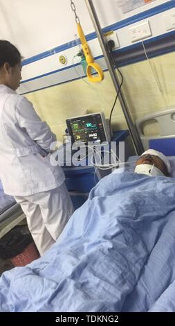 Yibin, province chinoise du Sichuan. 18 Juin, 2019. Un médecin soigne un blessé à un hôpital local de Changning County de Yibin City, dans le sud-ouest de la province chinoise du Sichuan, le 18 juin 2019. Deux personnes ont été tués, l'un est porté disparu et 19 autres ont été blessés dans la ville de Yibin, après un tremblement de terre de magnitude 6,0 Changning County claquaient de Yibin, à 10:55 p.m. du lundi (heure de Beijing), selon les autorités locales. Credit : Wan Min/Xinhua/Alamy Live News Banque D'Images