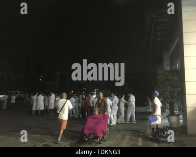 Yibin, province chinoise du Sichuan. 18 Juin, 2019. Le travail du personnel médical dans un hôpital local à Changning County de Yibin City, dans le sud-ouest de la province chinoise du Sichuan, le 18 juin 2019. Deux personnes ont été tués, l'un est porté disparu et 19 autres ont été blessés dans la ville de Yibin, après un tremblement de terre de magnitude 6,0 Changning County claquaient de Yibin, à 10:55 p.m. du lundi (heure de Beijing), selon les autorités locales. Credit : Wan Min/Xinhua/Alamy Live News Banque D'Images