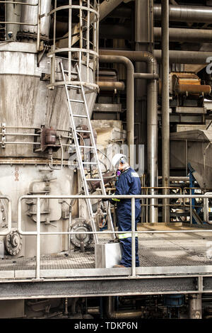 Colon, Panama. Août 31, 2011. Un homme vu travailler au Bahia las Minas centrale thermique, une centrale au charbon centrale thermique à deux points. Credit : Ricardo Ribas SOPA/Images/ZUMA/Alamy Fil Live News Banque D'Images