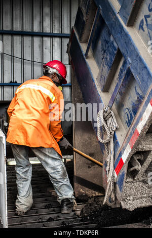 Colon, Panama. Août 31, 2011. Un homme vu travailler au Bahia las Minas centrale thermique, une centrale au charbon centrale thermique à deux points. Credit : Ricardo Ribas SOPA/Images/ZUMA/Alamy Fil Live News Banque D'Images