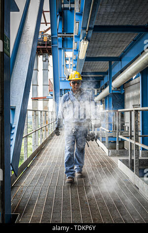 Colon, Panama. Août 31, 2011. Un homme vu travailler au Bahia las Minas centrale thermique, une centrale au charbon centrale thermique à deux points. Credit : Ricardo Ribas SOPA/Images/ZUMA/Alamy Fil Live News Banque D'Images