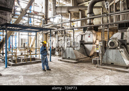 Colon, Panama. Août 31, 2011. Un homme vu travailler au Bahia las Minas centrale thermique, une centrale au charbon centrale thermique à deux points. Credit : Ricardo Ribas SOPA/Images/ZUMA/Alamy Fil Live News Banque D'Images