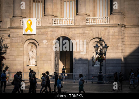 Barcelone, Espagne. 17 Juin, 2019. Le ruban jaune qui appelle pour la liberté des prisonniers politiques et de dirigeants souverains se bloque sur le balcon de la Mairie de Barcelone. Le balcon de la Mairie de Barcelone récupère le ruban jaune symbole de l'indépendance catalane mouvement. 48 après le jour de l'investiture municipale session, Ada Colau, actuel maire, a décidé de retourner dans l'indépendance pour le balcon de la Mairie supprimé pendant la campagne électorale par le Conseil électoral. Credit : SOPA/Alamy Images Limited Live News Banque D'Images