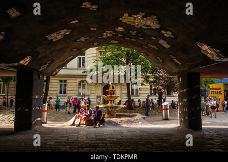 Vienne, Autriche. 17 Juin, 2019. Personnes visitent la maison Hundertwasser à Vienne, Autriche, le 17 juin 2019. Maison Hundertwasser, un bâtiment emblématique, connu pour ses murs extérieurs colorés de style unique, a été conçu par l'artiste autrichien Hundertwasser. Friedenscreich Il a été construit entre 1983 et 1985. Jusqu'à maintenant, c'est encore un appartement pour les résidents et l'un des bâtiments les plus visités à Vienne. Credit : Guo Chen/Xinhua/Alamy Live News Banque D'Images