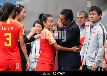 Beijing, la France. 17 Juin, 2019. L'entraîneur-chef de la Chine Jia Xiuquan (R, centre) réagit après le match du groupe B entre la Chine et l'Espagne à la FIFA 2019 Coupe du Monde féminine à Le Havre, France, le 17 juin 2019. Le match s'est terminé dans un 0-0 draw. Les deux équipes d'avancé pour la phase éliminatoire. Credit : Zheng Huansong/Xinhua/Alamy Live News Banque D'Images