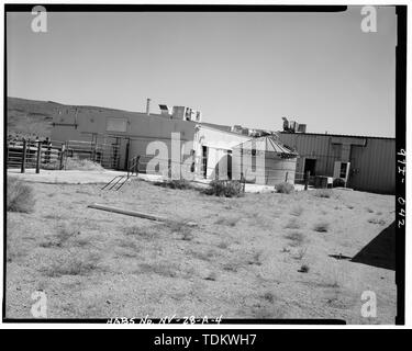 Vue oblique de la ferme Bâtiment Laboratoire EPA 15-06 (avec porte coulissante ouverte à région de la traite), Sioux silo et de l'abattage plus, face au nord-est - Nevada Test Site, Agence de la protection de l'exploitation agricole, Bâtiment des laboratoires, zone 15, le yucca Flat, 10-2 route près de Circle Road, Mercure, Nye Comté, NV Banque D'Images