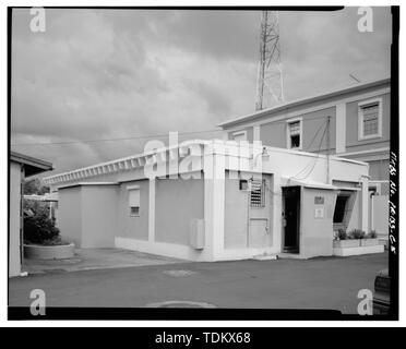 Vue oblique d'altitude de l'Est et du sud, à au nord-ouest. La base de la Garde côtière des États-Unis - San Juan, Store House, San Juan, San Juan, PR Municipio ; URS Corporation, entrepreneur ; Durbin, Jeffrey L, historien ; Tucher, Rob, photographe Banque D'Images