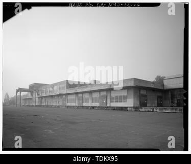 Vue oblique d'élévation est ; appareil photo orienté vers le sud. - Mare Island Naval Shipyard, entrepôt de munitions, Blake Avenue, coin nord-est de l'Avenue Blake et Railroad Avenue, Vallejo, comté de Solano, CA Banque D'Images