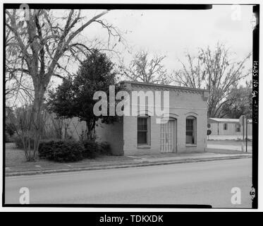 Vue oblique d'avant (nord) et à l'Est et d'autre du bâtiment, plein sud. - Troup Store, côté sud de la route 84, à l'est de la rue re, Stockton, Lanier Comté, GA Banque D'Images