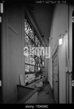 Vue oblique du vitrail commémoratif de l'est corridor loge - Foyer national pour personnes handicapées soldats volontaires, nord-ouest de branche, Ward Memorial Hall, 5000 West Avenue nationale, Milwaukee, Milwaukee county, WI ; Koch, Henry C., architecte ; Département des affaires des anciens combattants Banque D'Images