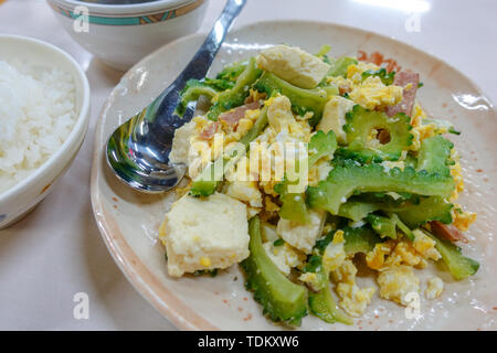 Goya Chanpuru (plat sauté d'Okinawa avec le melon amer, le Japon) Banque D'Images