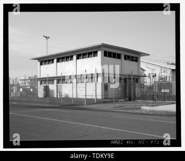 Vue oblique du côté nord-est et nord-ouest, face au sud - Base navale américaine de Pearl Harbor, Cale sèche, n° 4, latrines, Intersection de l'Avenue J et 3e Rue, Pearl City, comté de Honolulu, HI Banque D'Images