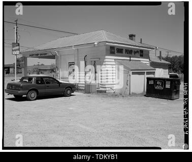 Vue oblique d'arrière (sud) et du côté droit (ouest), à au nord-est. - Short Pump Station Shell, 11441 West Broad Street, Short Pump, Henrico County, VA ; Alfson, Mary, émetteur ; Tucher, Rob, photographe ; Berg, David C, historien Banque D'Images