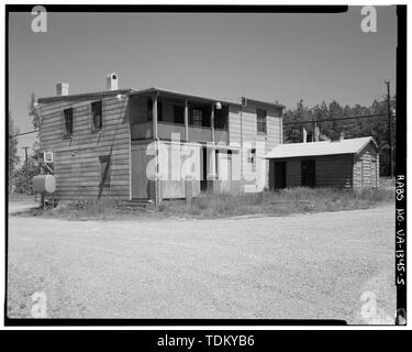 Vue oblique d'arrière (sud-est) et à droite (sud-ouest), à la recherche du nord. - Le centre-ville de Short Pump Grocery, West Broad Street (State Route 250) et trois Chopt Road, Short Pump, Henrico County, VA ; Henley, Dabney B ; Henley, B B ; Alfson, Mary, émetteur ; Tucher, Rob, photographe ; Berg, David C, historien Banque D'Images