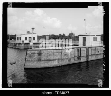 Vue oblique du côté sud-ouest et sud-est nord-ouest de la chambre des machines et de l'énergie hydro-électrique, chambre à l'entrée amont pylône en béton pour verrouiller en premier plan, vue vers le nord - Saint Lucie, St Lucie Canal de l'écluse no 1, St Lucie, Cross Canal, l'État Okeechobee Intracoastal Waterway, Stuart, Martin County, FL Banque D'Images