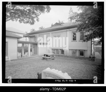 Vue oblique du côté sud-ouest, de l'installation 368 à gauche, une table avec des parasols et des bancs, vue face au nord - Base navale américaine de Pearl Harbor, Laboratoire de l'hôpital, hôpital, façon, près de l'intersection avec la 3e Rue, Pearl City, comté de Honolulu, HI Banque D'Images