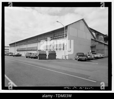Vue oblique de l'extrémité nord et est, avec 8 installations sur la droite, vue vers l'ouest au sud-ouest - Base navale américaine, Pearl Harbor, l'acier Entrepôt, Intersection de la 7e Rue et avenue E, Pearl City, comté de Honolulu, HI Banque D'Images