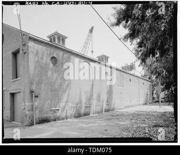 Vue oblique d'élévation ouest ; appareil face à sud-est. - Mare Island Naval Shipyard, écuries, l'avenue Cedar, côté est, avenue Cedar, au nord de 14e Rue, Vallejo, comté de Solano, CA Banque D'Images