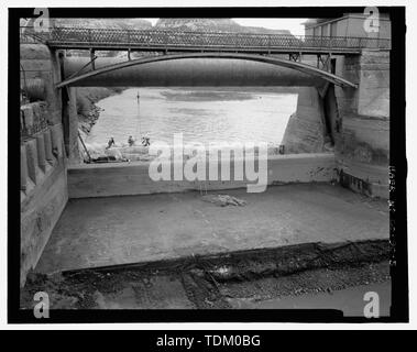 Vue oblique, à au sud de la crête et un tablier de béton après l'assèchement du côté nord. Le pilier de l'est mur, est à gauche. Porte rouleau le plus à l'Est (position haute) et de service au pont haut - barrage de dérivation de Grand Valley, un demi-mille au nord de l'intersection de la I-70 et Colorado State Route 65, Cameo, Mesa Comté, CO Banque D'Images