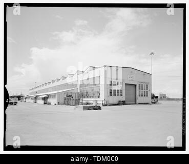 Vue oblique, côté sud et côté est, vue vers le nord-ouest. Original Note bi-fold portes à gauche et à droite des baies, nouvelle porte dans le centre bay. - Pont du Chemin de Fer Électrique Interurbain Yard boutique, de l'Interstate 80 à Alameda County Postmile 2.0, Oakland, Alameda County, CA Banque D'Images