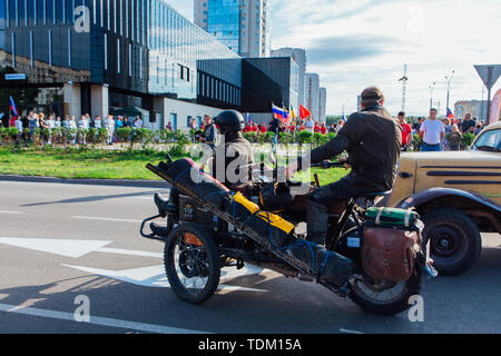 Krasnoyarsk, Russie, 13 juin 2019 : La 7e Pékin à Paris Motor Challenge 2019. Tricycle Contal Mototri 1907 quitter la ville et aller dans un autre Banque D'Images