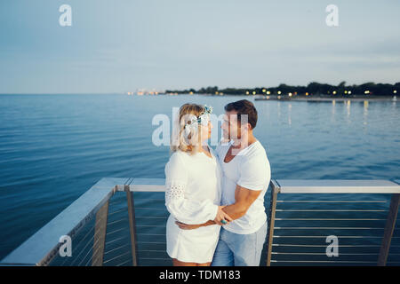 Couple élégant proche de la mer Banque D'Images