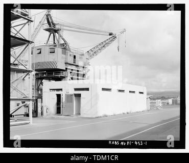 Vue contextuelle globale oblique montrant vue extérieure du sud, Crane P-71 est derrière, vue face au nord - Base navale américaine de Pearl Harbor, Cale sèche, n° 1, latrines, Sixième Rue, à côté de Dry Dock n°1, Pearl City, comté de Honolulu, HI Banque D'Images