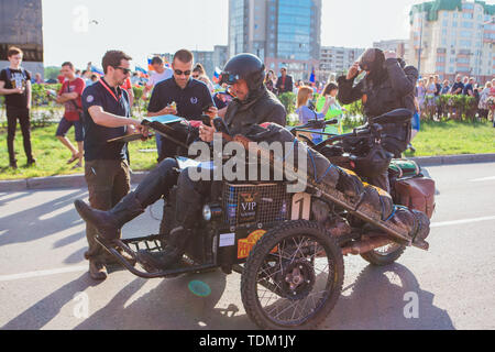 Krasnoyarsk, Russie, 13 juin 2019 : La 7e Pékin à Paris Motor Challenge 2019. Tricycle Contal Mototri 1907 quitter la ville et aller dans un autre Banque D'Images