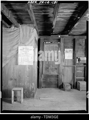 Atelier de peinture, à la boutique du rez-de-chaussée sur un banc. - Gruber Wagon Works, Pennsylvania Route 183 et de l'État Hill Road à Red Bridge Park, Bernville, comté de Berks, PA Banque D'Images