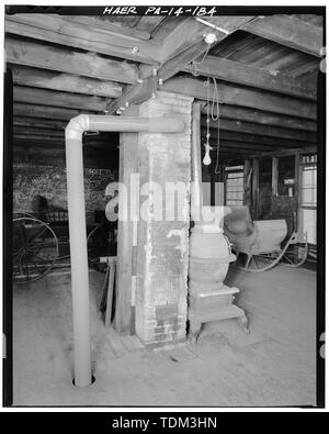 Atelier de peinture, À AU NORD-OUEST VERS LE CENTRE DE LA SALLE cheminée et cuisinière. - Gruber Wagon Works, Pennsylvania Route 183 et de l'État Hill Road à Red Bridge Park, Bernville, comté de Berks, PA Banque D'Images