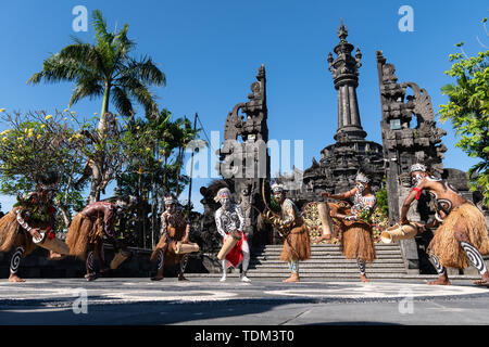 /DENPASAR BALI - 15 juin 2019 : la tribu papoue danseurs se préparent pour un spectacle au Festival des Arts de Bali (2019 Pesta Kesenian Bali). Il s'agit d'un publi Banque D'Images