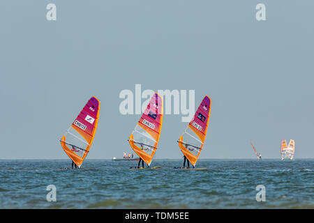 29 novembre 2018, Zhuhai, Guangdong. Le championnat d'Asie 2018 Asie & Kite Board Championships est entré dans sa cinquième journée. Malgré les mauvaises conditions météorologiques, l'événement était encore en plein essor, avec des athlètes Bravant le vent froid pour lutter contre le vent et les vagues dans les eaux de la Baie d'encens cuisinière dans Zhuhai pour de bons résultats. Banque D'Images