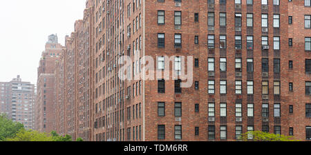 New York, Manhattan Chelsea. Mur de briques de la façade des gratte-ciel contre ciel nuageux fond. Avis de lignes Banque D'Images