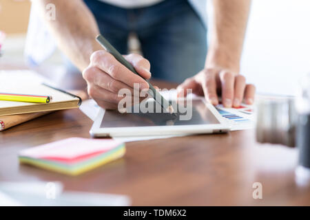 Designer graphique en collaboration avec Interactive Pen Display Tablette et stylet dessin numérique sur un ordinateur Banque D'Images