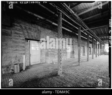 Vue PARTIELLE DE LA FAÇADE ARRIÈRE (OUEST), MONTRANT LA MAÇONNERIE ET DE LA BASE DES COLONNES EN TREILLIS AU SOUS-SOL (voie). Plus de détails KEYSTONE d'acanthe NOTE PORTE - Harrisburg, Pennsylvania Railroad Station et Trainshed, marché et du Sud Quatrième Rue, Harrisburg, PA, Dauphin Comté Banque D'Images