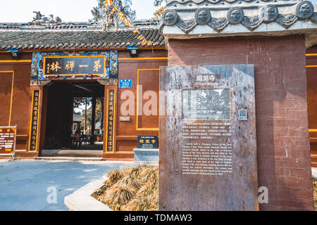 Première jungle dans l'ouest du Sichuan : Temple Zhaojue, Shanmen Banque D'Images