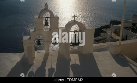 Close up de quatre cloches de l'église au coucher du soleil à Oia, Santorin Banque D'Images