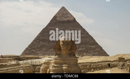 Le sphinx et la pyramide de khafré à Gizeh, près du Caire, Egypte Banque D'Images