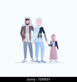 L'arabe père mère et fille marcher ensemble heureux famille arabe en vêtements traditionnels s'amusant télévision fond blanc Longueur totale Illustration de Vecteur