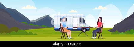 Couple sitting at table près de camping famille semi-remorque caravane voiture homme femme spendingtime togeher concept beautful vacances d'été nature paysage Illustration de Vecteur