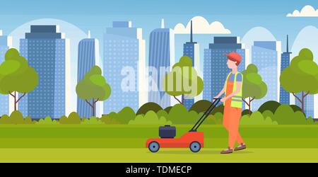 Jardinier homme en uniforme coupé de l'herbe avec tondeuse jardinage moderne concept cityscape background télévision horizontale pleine longueur Illustration de Vecteur