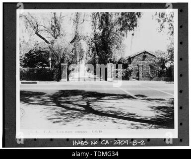 Photocopie de photographie (photographie originale datée du 6-8-49, photographe inconnu, maintenant en possession de directeur, Los Angeles National Cemetery, Los Angeles, CA) ENTRÉE PRINCIPALE AVEC ENTRÉE ET MURS, LOS ANGELES NATIONAL CEMETERY, À L'EST AU NORD-EST SUR CONSTITUTION AVENUE DE SEPULVEDA BOULEVARD - Los Angeles National Cemetery, Gate, 950 South Sepulveda Boulevard, Los Angeles, Los Angeles County, CA Banque D'Images