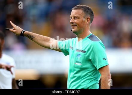 Arbitre Mark Clattenburg en action au cours de l'aide de Soccer Match à Stamford Bridge, Londres. Banque D'Images