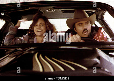 BURT REYNOLDS et Sally Field dans SMOKEY ET LE BANDIT (1977). Credit : UNIVERSAL PICTURES / Album Banque D'Images