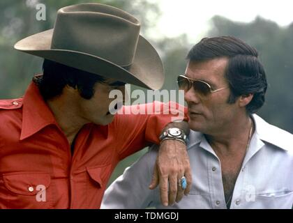 BURT REYNOLDS et HAL NEEDHAM dans SMOKEY ET LE BANDIT (1977). Credit : UNIVERSAL PICTURES / Album Banque D'Images