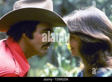 BURT REYNOLDS et Sally Field dans SMOKEY ET LE BANDIT (1977). Credit : UNIVERSAL PICTURES / Album Banque D'Images