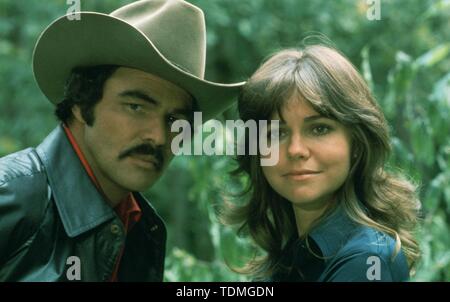 BURT REYNOLDS et Sally Field dans SMOKEY ET LE BANDIT (1977). Credit : UNIVERSAL PICTURES / Album Banque D'Images