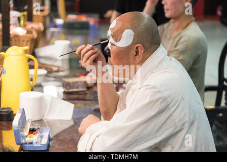 L'acteur chinois traditionnel s'applique du maquillage avant un spectacle dans un théâtre chinois. Photographié à Chengdu, Sichuan, Chine Banque D'Images