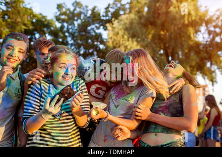 Myrhorod, Ukraine - 16 juin 2019 : un groupe de jeunes amis pierres peintures sur indian Holi festival de couleurs Banque D'Images