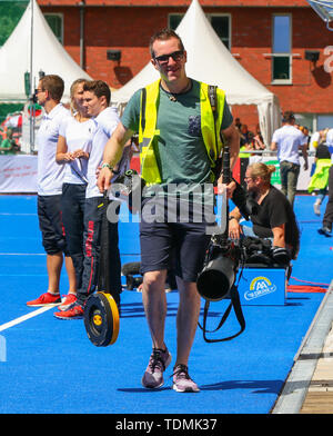 Krefeld, Allemagne, le 16 juin 2019, le hockey, les femmes, Ligue Pro FIH, de l'Allemagne contre l'Australie : Lukas Schulze regarde sur. Banque D'Images